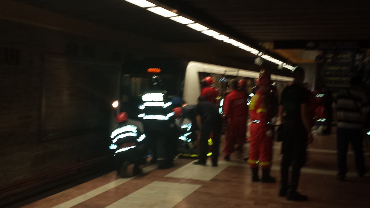 Un barbat a murit la statia de metrou Eroilor, marti dimineata, dupa ce a suferit un infarct.