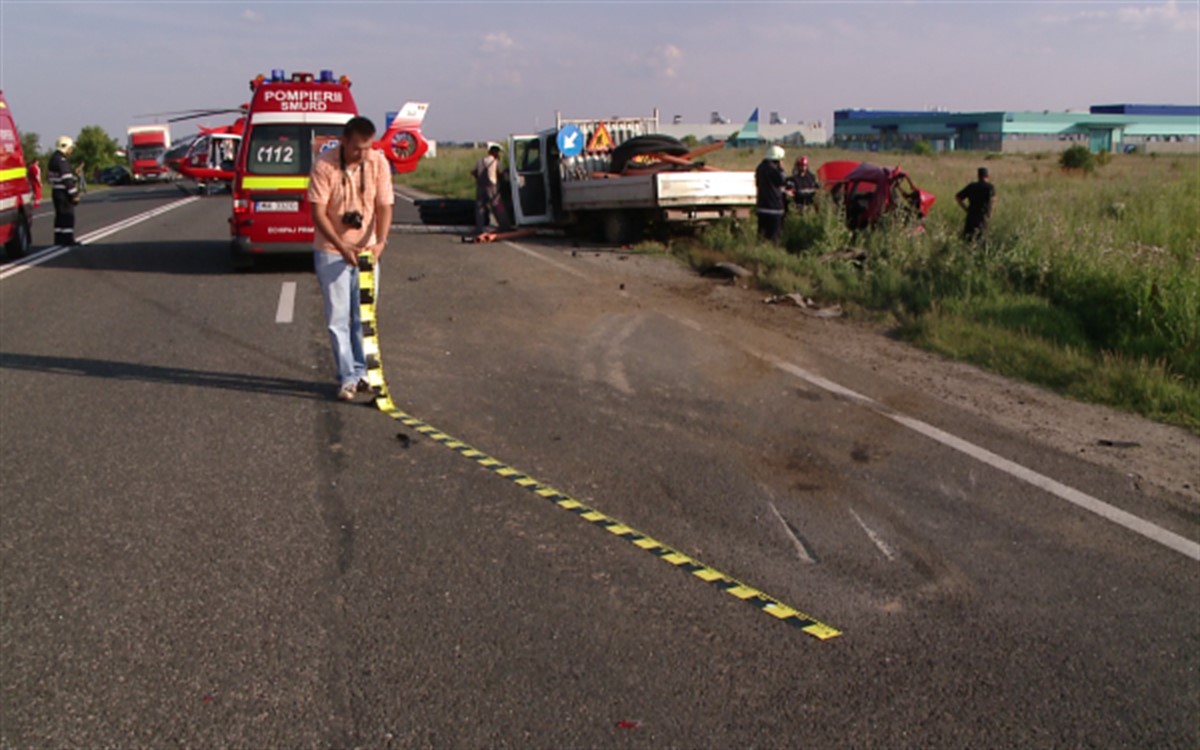 Un microbuz cu copii s-a rasturnat pe Autostrada A1 Bucuresti-Pitesti, la kilometrul 24. Mai multe persoane au fost ranite in urma acestui accident.