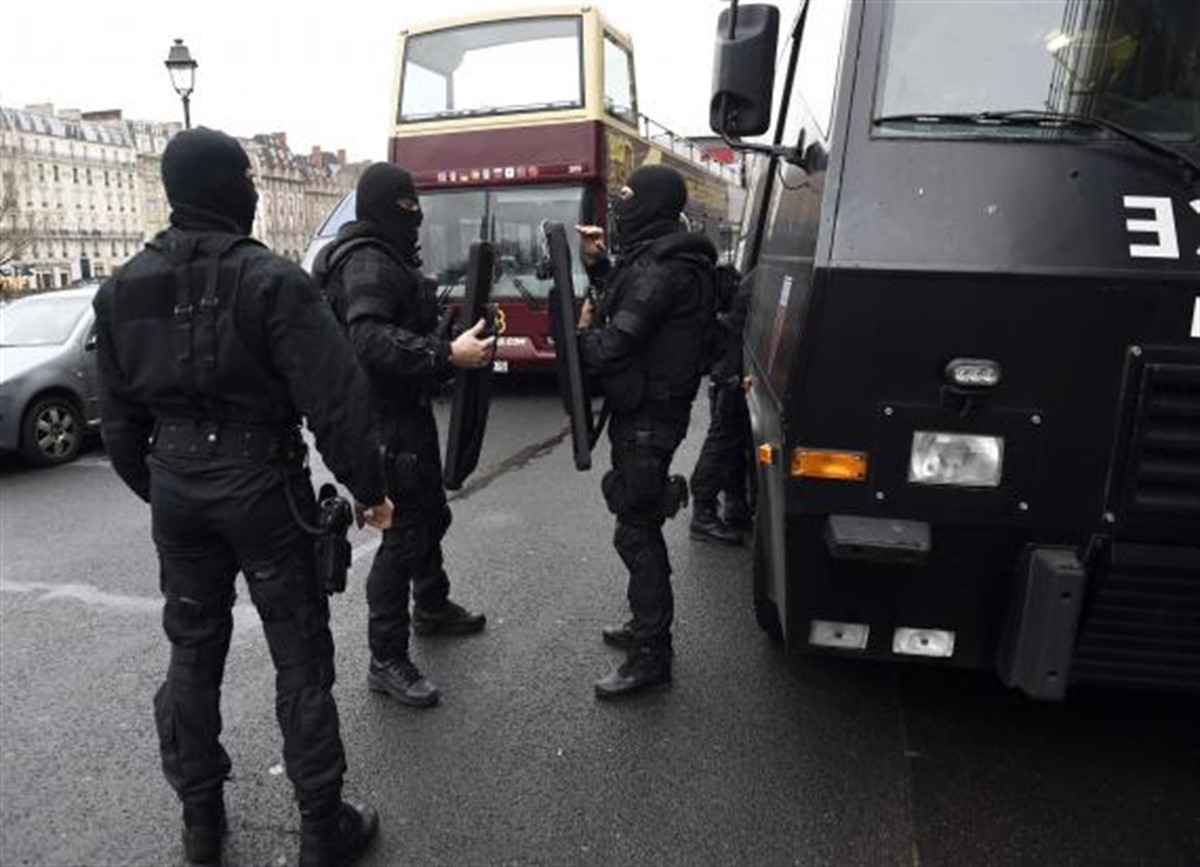 Un atac armat a avut loc, luni, langa o scoala din orasul francez Grenoble. Doi oameni au murit si inca unul a fost ranit.