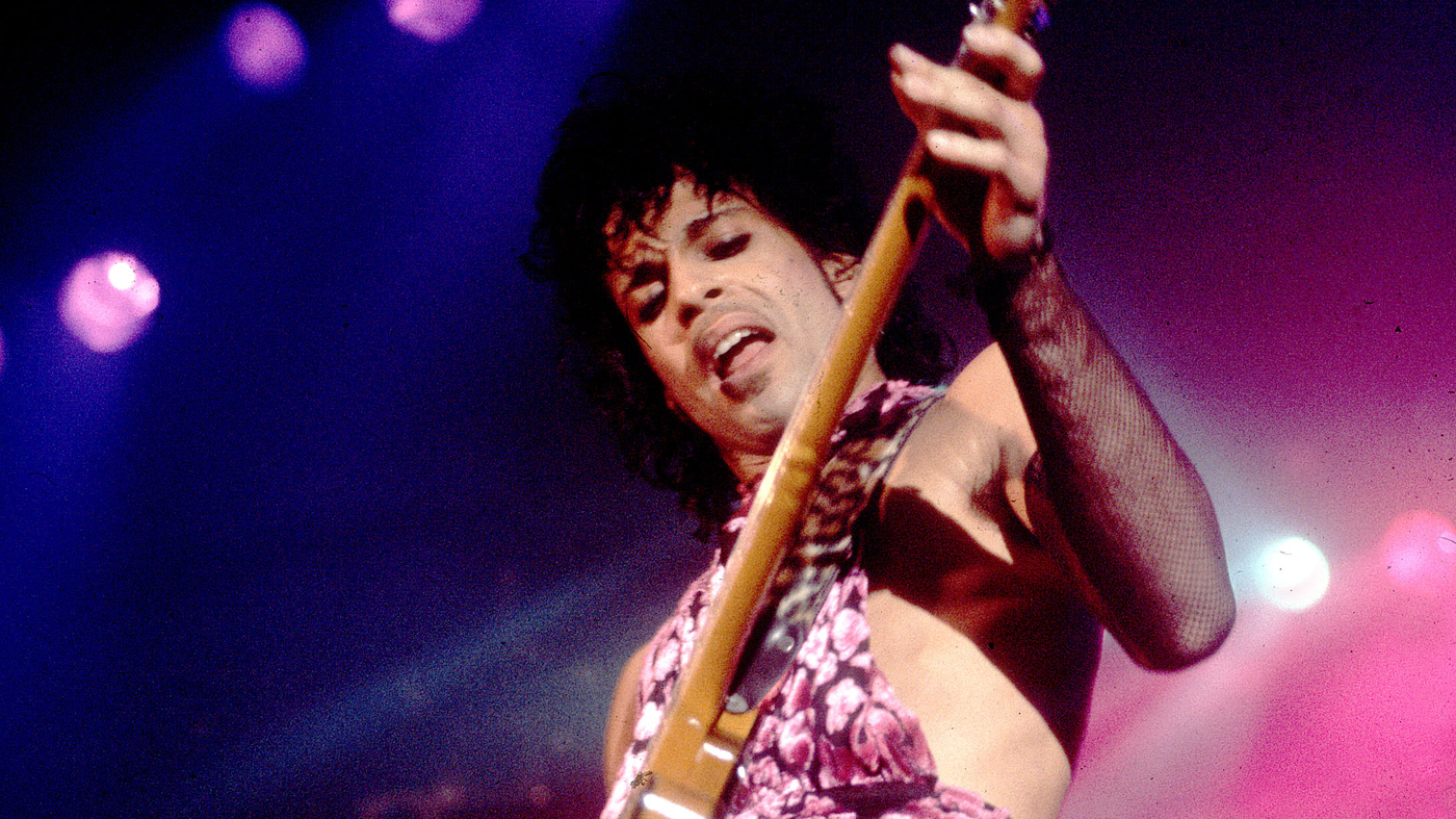 Vestea neasteptatei morti a legendarului cantaret Prince, la 57 de ani, a provocat o avalansa de mesaje pe Internet