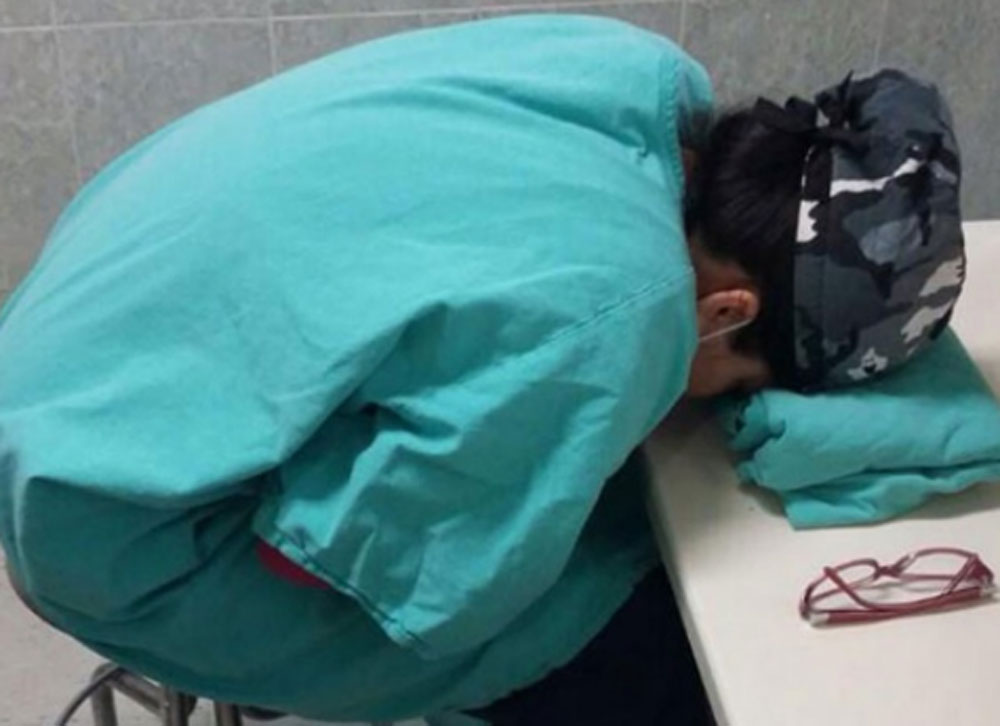 A pozat un medic care dormea la locul de munca. Ce s-a intamplat dupa aceea te va impresiona pana la lacrimi!