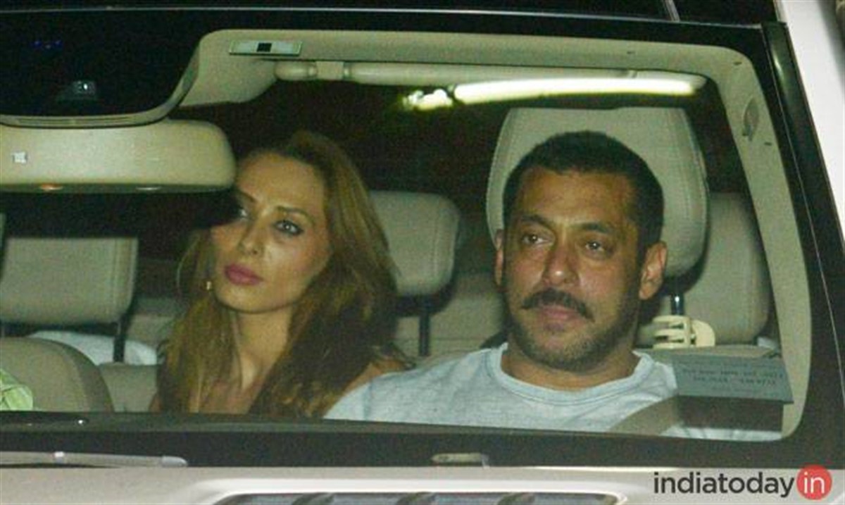 Salman Khan a reactionat dur la zvonurile care dau iminenta nunta sa cu Iulia Vantur si i-a acuzat pe jurnalisti ca "au dezonorat-o" pe iubita sa.
