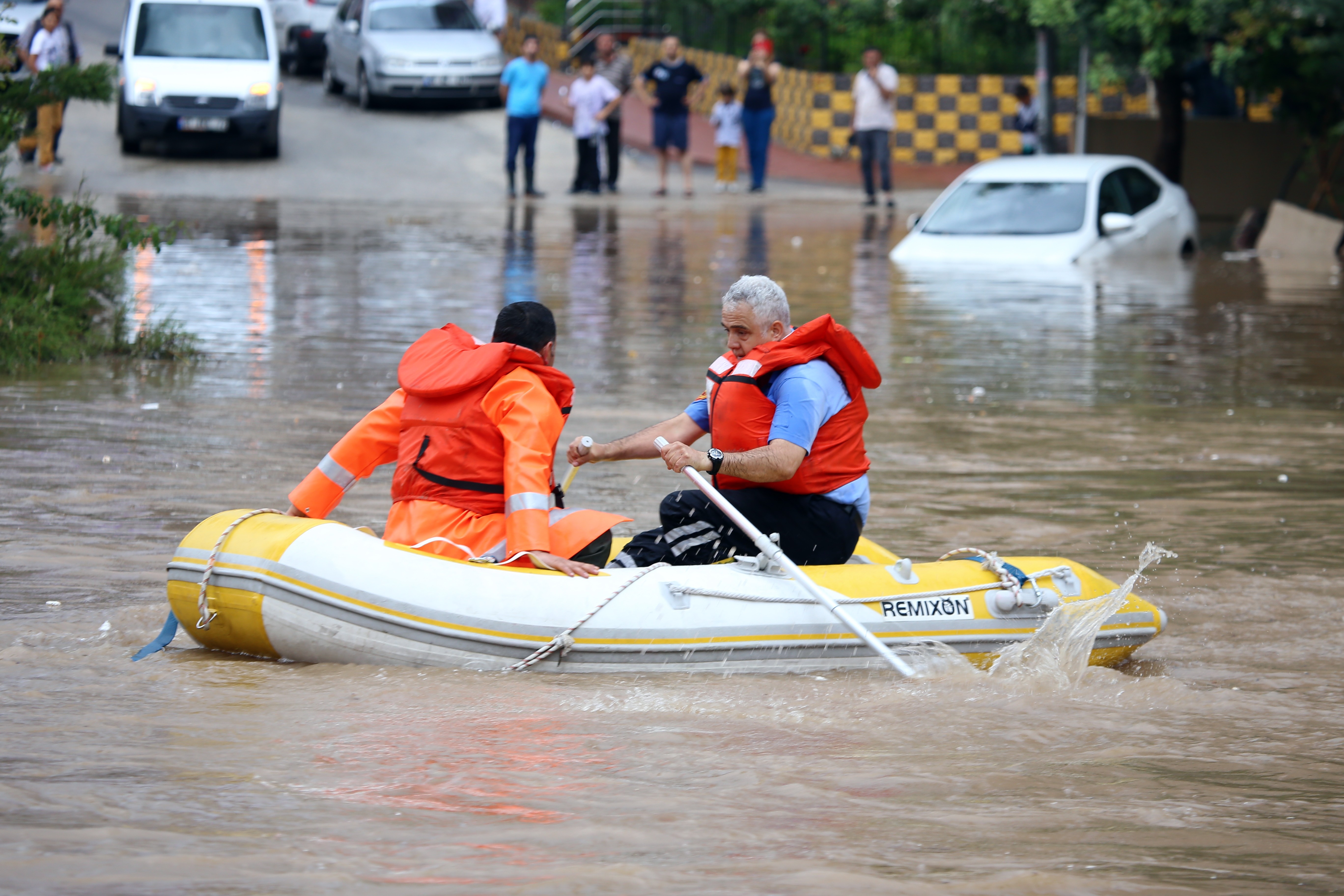 Municipiile Tulcea si Craiova, precum si alte orase din Romania au fost afectate de inundatii. Hidrologii au emis atentionari pentru mai multe rauri.