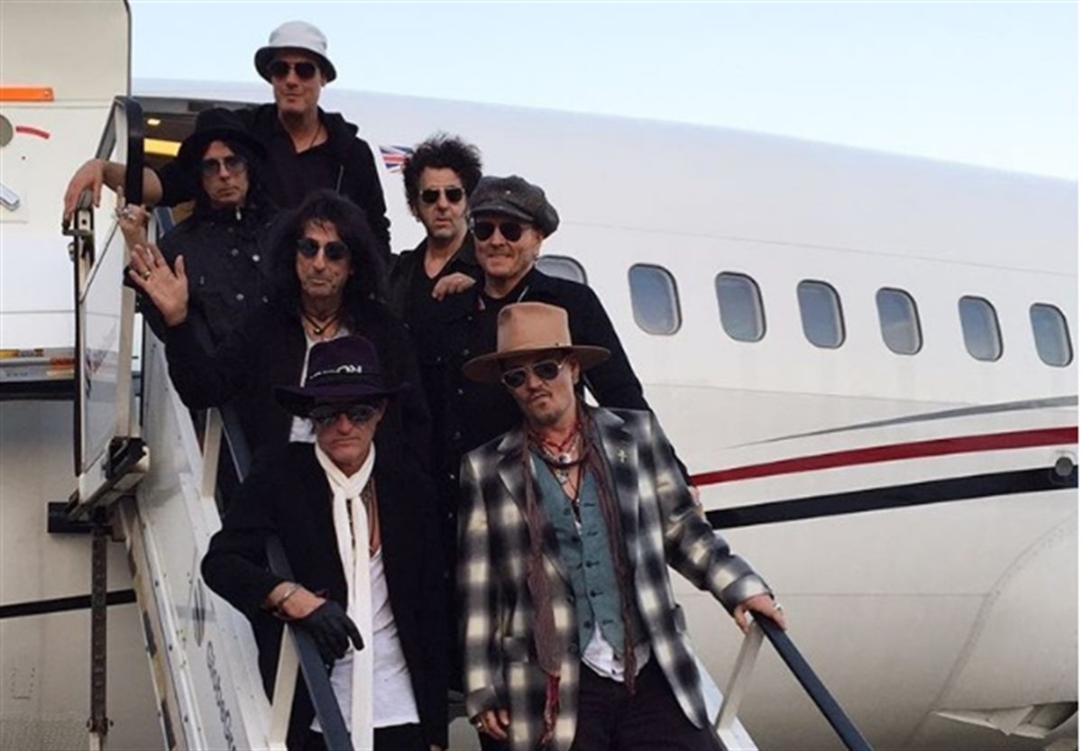Johnny Depp si "The Hollywood Vampires" au ajuns in Romania, urmand ca luni sa sustina un concert in Bucuresti, la Romexpo.