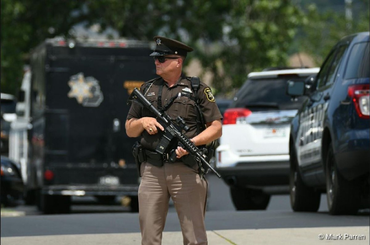 Un atac armat a avut loc intr-un tribunal din statul american Michigan. Trei oameni au murit dupa ce un barbat a tras cu arma unui politist.