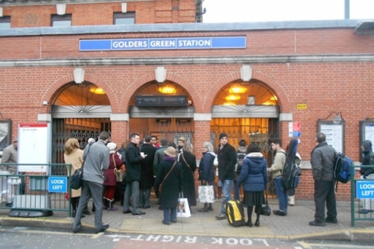 Autoritatile din Londra sunt in alerta. O statie de metrou din centrul capitalei britanice a fost evacuata din cauza unei alerte de securitate.
