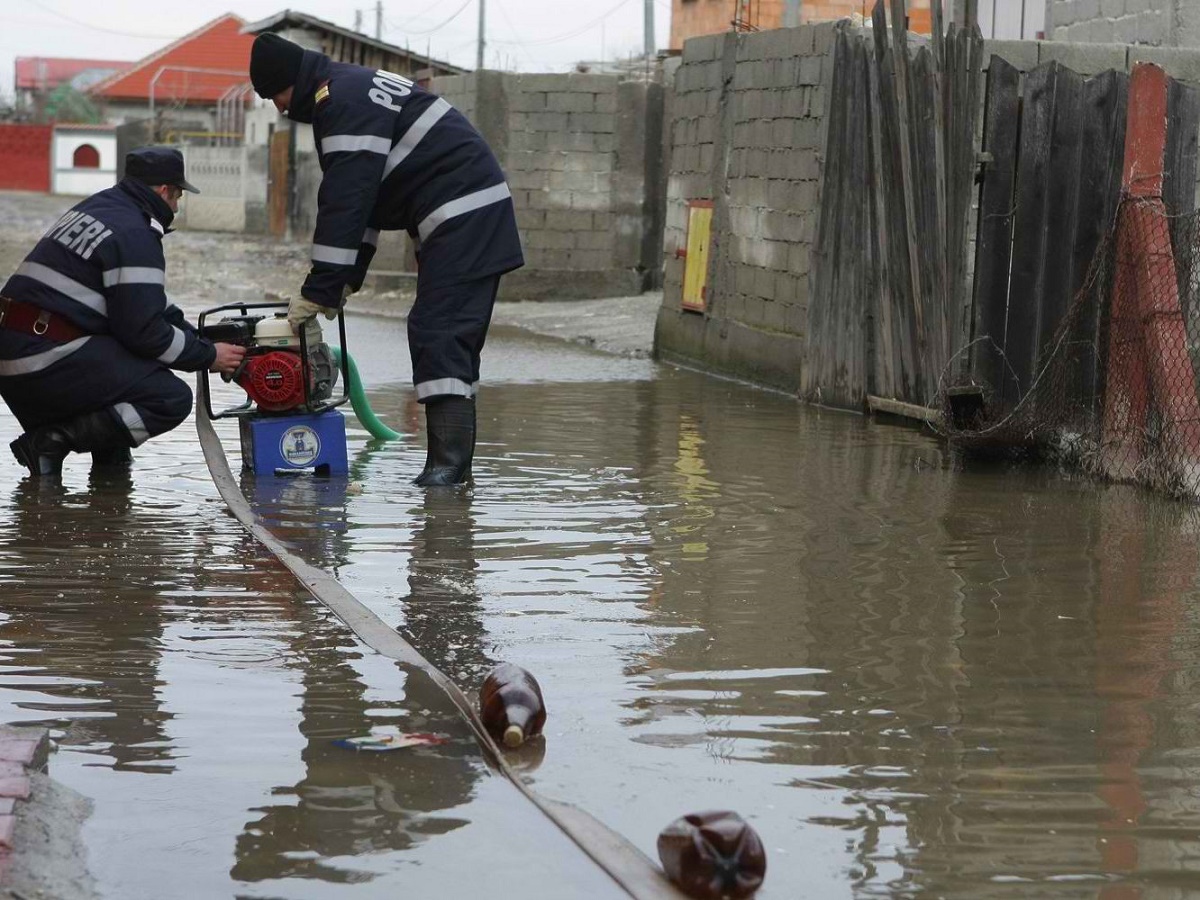 Inundatii in Bucuresti luni noaptea. Zeci de case si de curti au fost inundate, dupa ce o ploaie torentiala s-a abatut asupra Capitalei, a anuntat ISU.