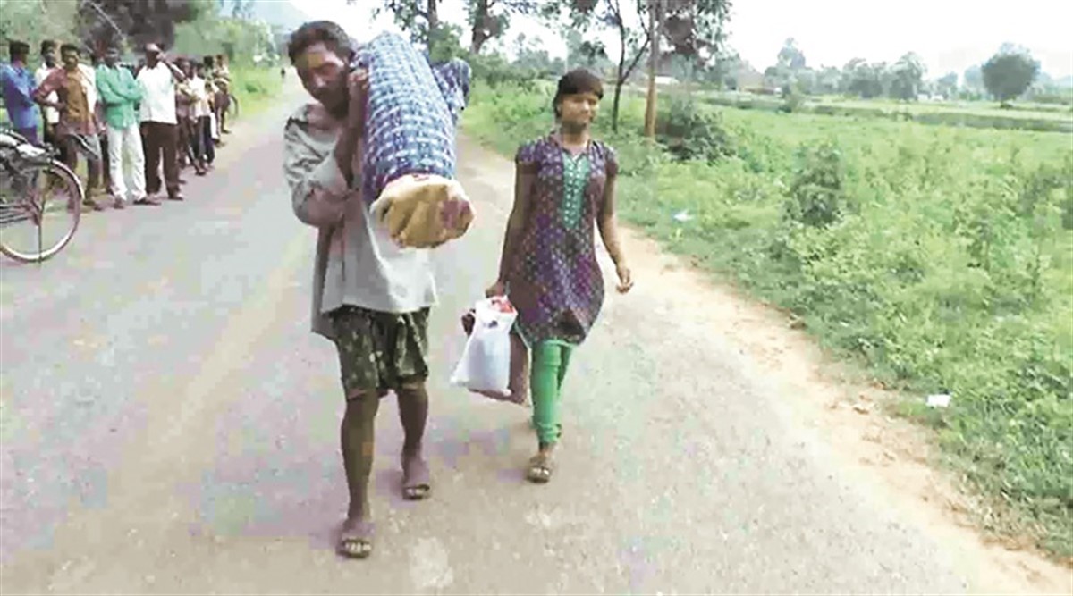 Un barbat din India si-a carat nevasta moarta in spate aproximativ zece kilometri, insotit de fiica sa. Motivul e cutremurator.