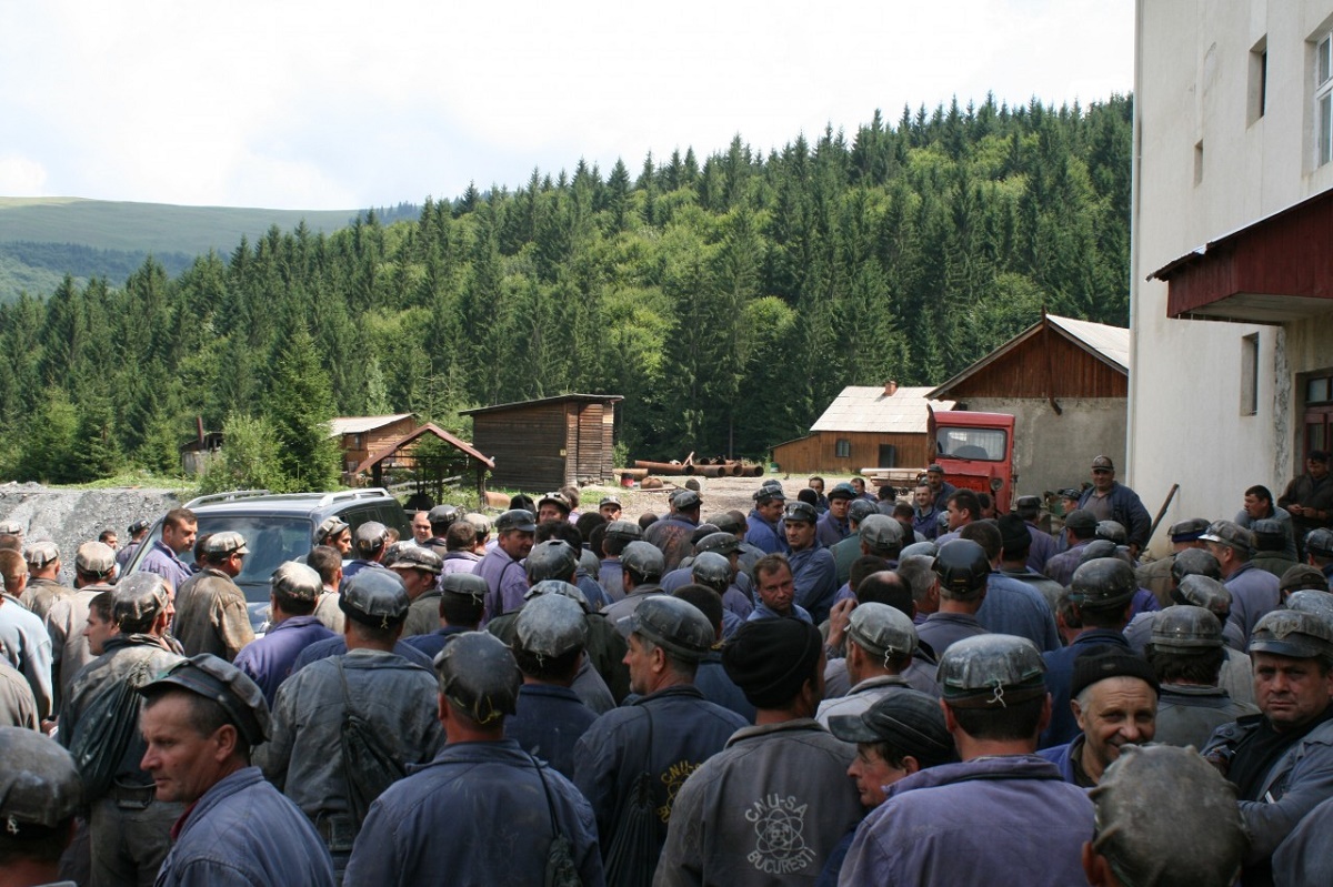 Zeci de mineri de la Exploatarea de uraniu Crucea s-au blocat in interior si au declarat greva foamei.