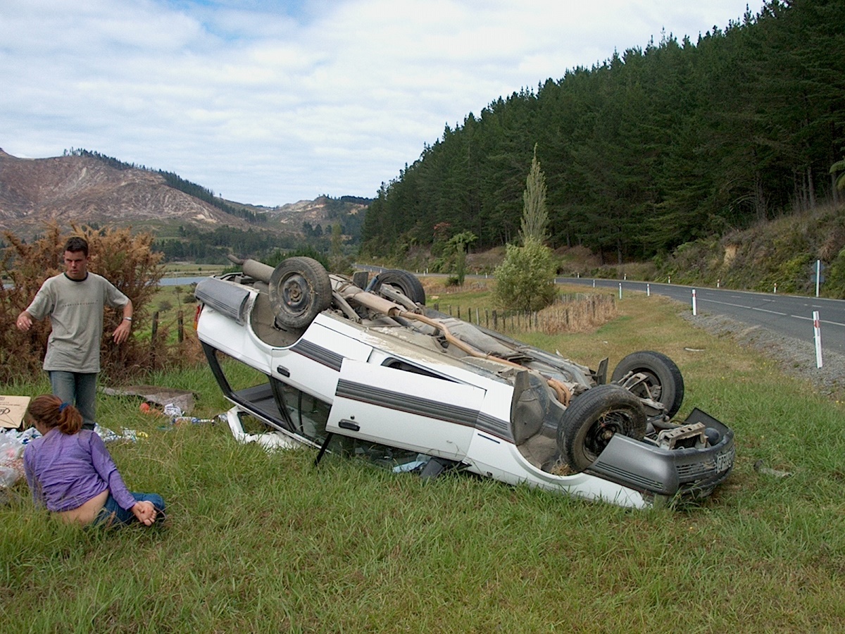 Un accident a avut loc joi, in judetul Sibiu, pe Drumul Judetean 106. Cinci persoane au fost ranite, dupa ce masina in care se aflau s-a rasturnat.