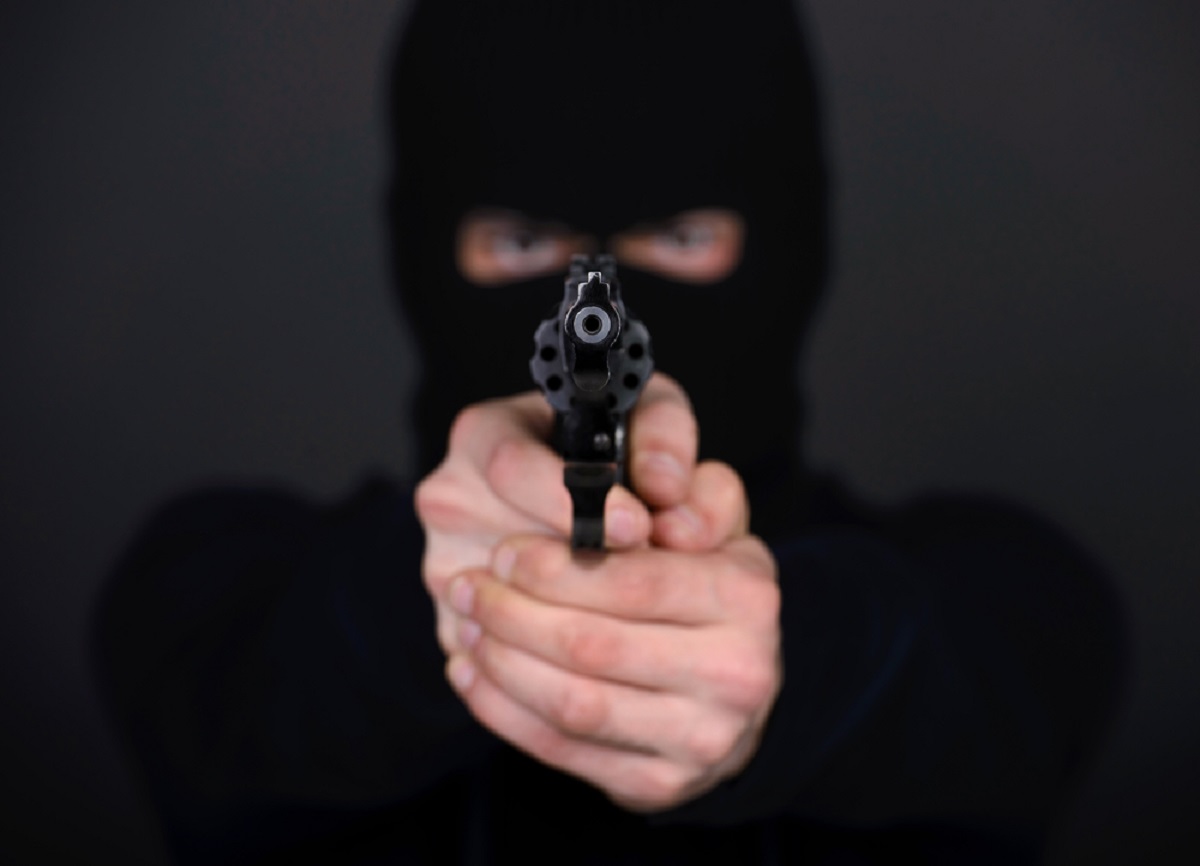 Atac armat la o bancă din Arad. Atacatorul a amenințat cu pistolul casiera