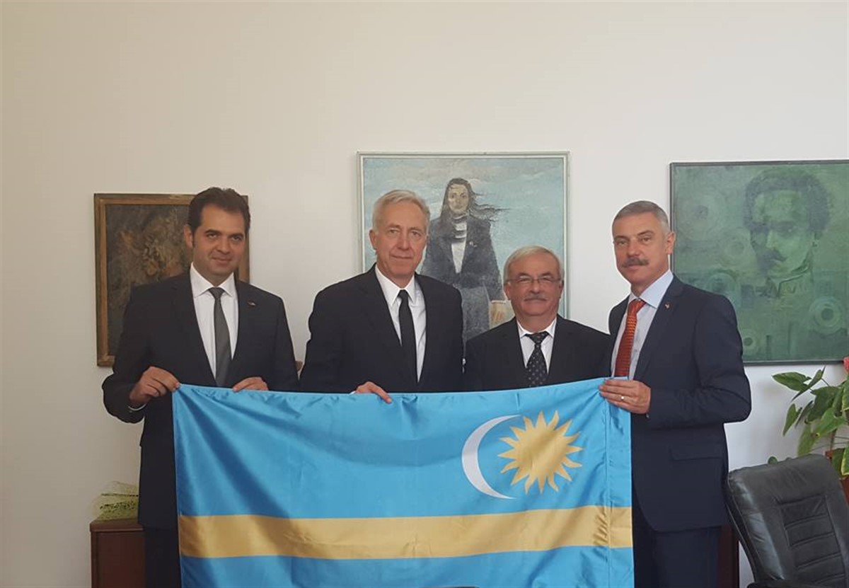 Ambasadorul SUA în România, Hans Klemm, s-a fotografiat cu steagul secuiesc, după o vizită efectuată în Covasna și Harghita.