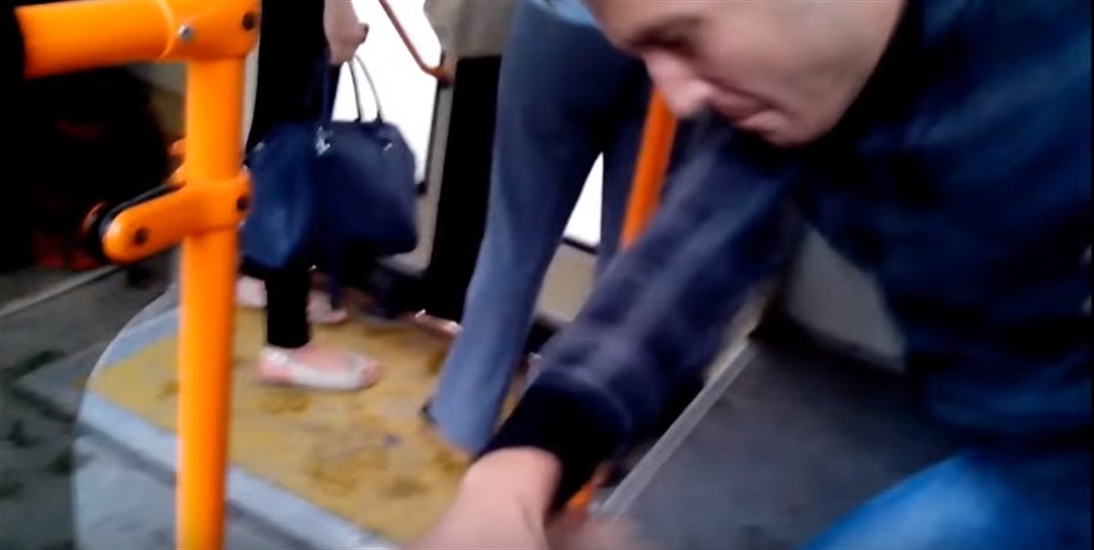 Un barbat a fost ranit in timp ce incerca sa isi apere sotia care era talharita intr-un tramvai din Bucuresti. Scena s-a petrecut sub ochii copiilor sai.