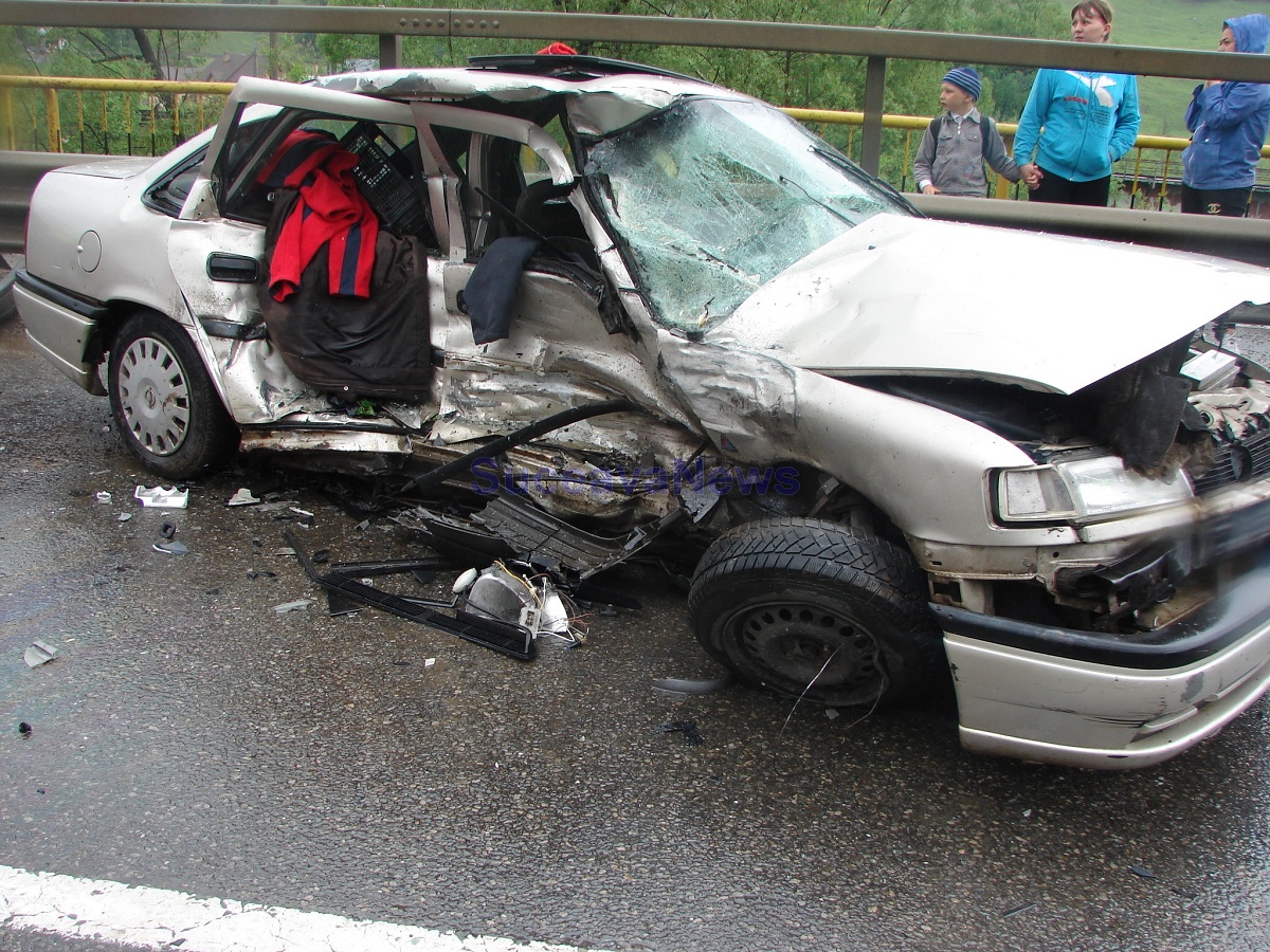 Un grav accident rutier s-a produs sâmbătă, pe DN 1, în localitatea prahoveană Azuga. Șase persoane au fost rănite după coliziunea a două mașini.