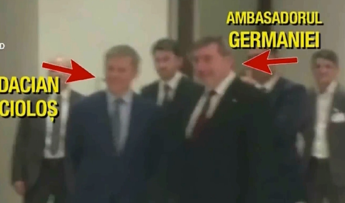 Dacian Cioloș, încântat de prestația unor lăutari cunoscuți. Le-a strâns mâna și i-a pupat