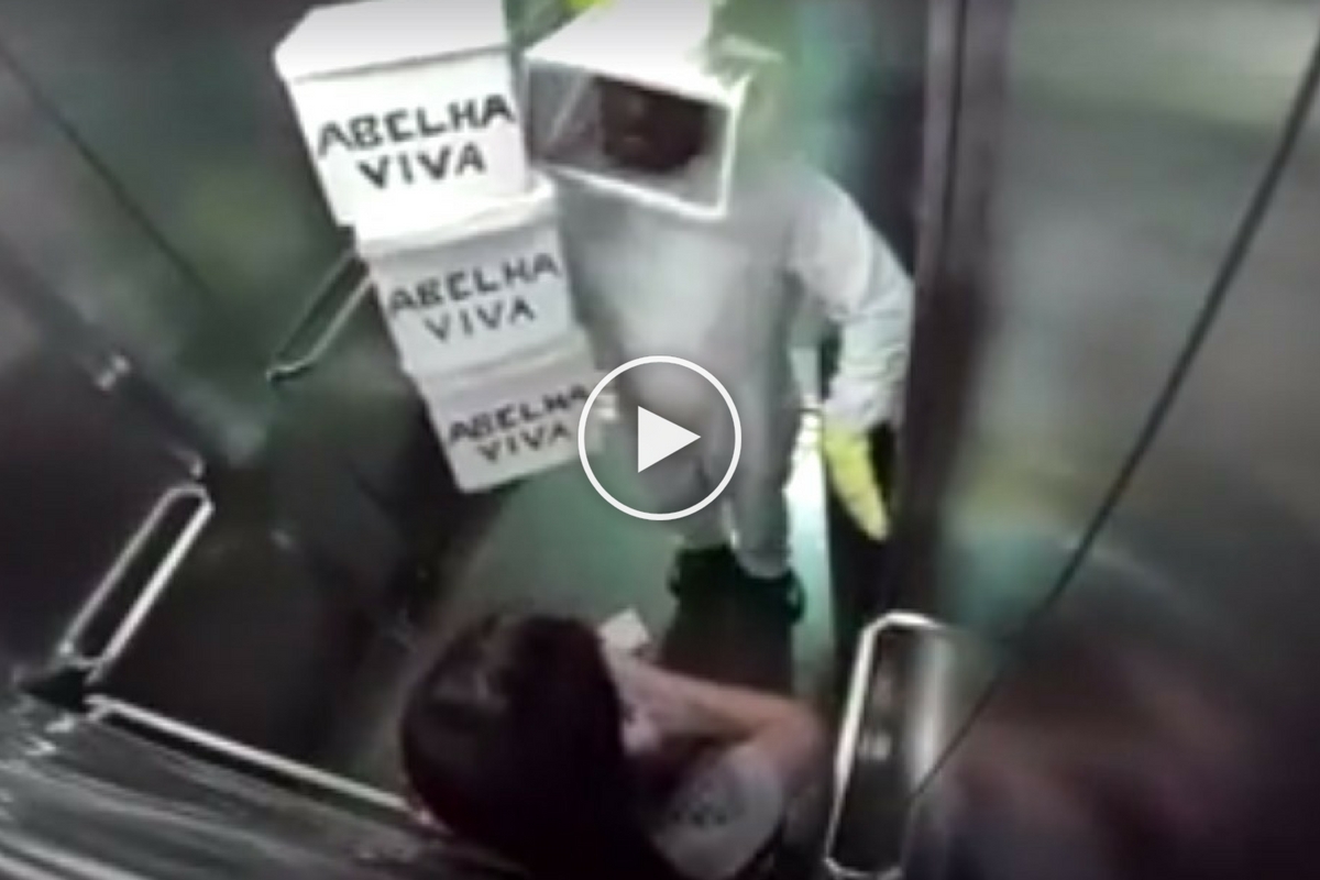 Un bărbat în deghizat într-un costum de apicultor a făcut senzație pe Internet cu această farăs în lift. Imaginile au fost vizualizate de milioane de ori.