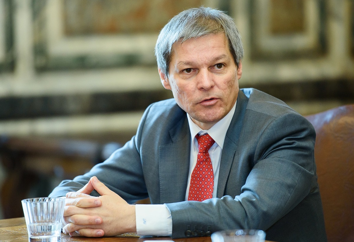 Dacian Cioloș i-a eliberat din funcții pe un secretar de stat şi doi subsecretari de stat de la DIPI