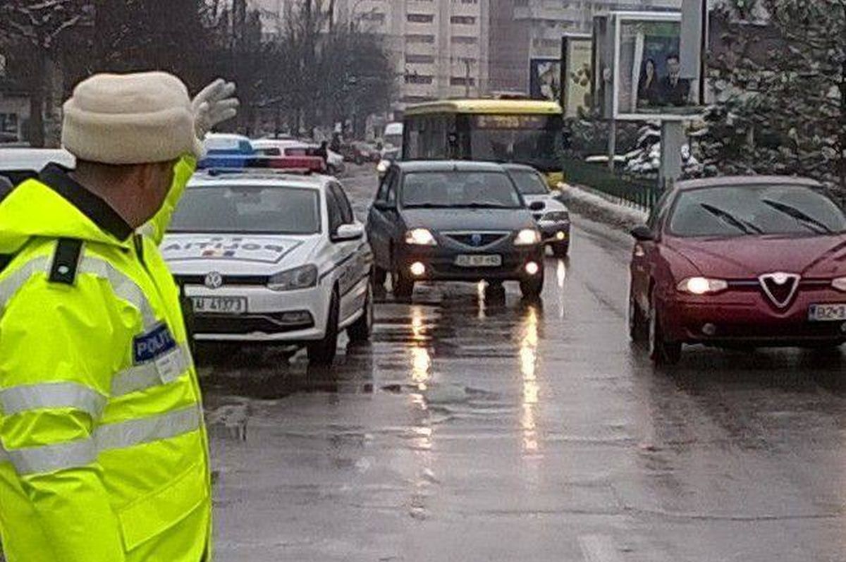 Traficul rutier va fi restricţionat duminică, pe 27 noiembrie, în zona Pieţei Arcului de Triumf, pentru pregătirea paradei militare de Ziua Naţională a României.