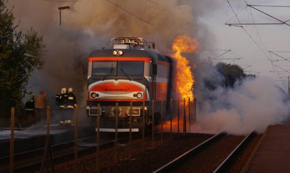 Un tren din Constanța a luat foc în mers. În tren se aflau șase persoane. În urma incendiului, conductorul a suferit arsuri.