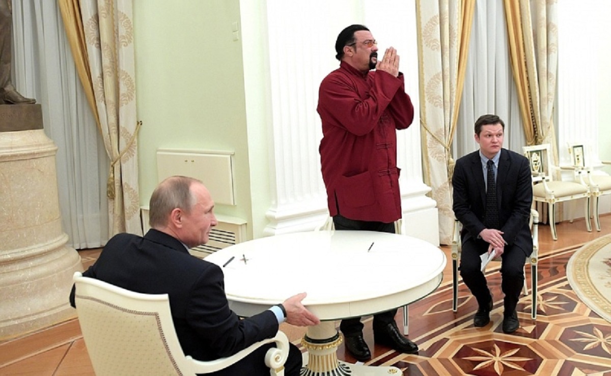 Vladimir Putin i-a înmânat pașaportul rusesc actorului Steven Seagal. Liderul de la Kremlin a spus după ceremonie, că speră ca gestul lui...