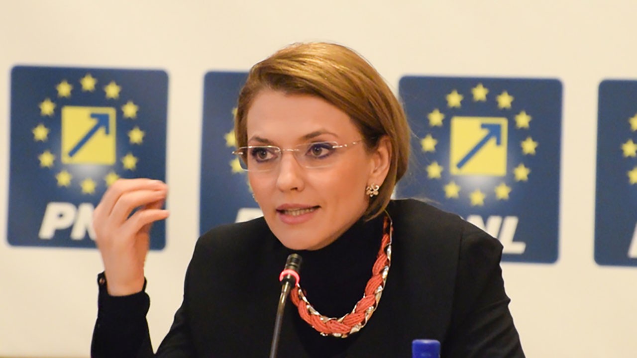 Alina Gorghiu i-a cerut președintelui Camerei Deputaților, social-democratul Florin Iordache, să nu semneze legea majorării salariale.