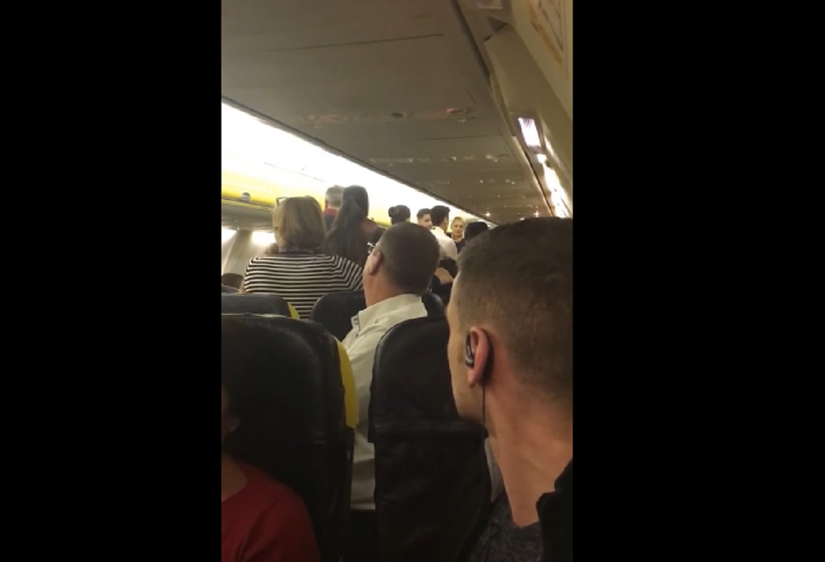 O aeronavă a companiei Ryanair a fost nevoită să aterizeze de urgență la Pisa, în Italia, după ce mai mulți romi s-au luat la bătaie în avion.