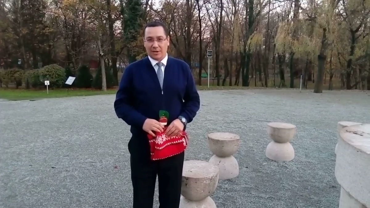 Victor Ponta a postat un mesaj pe video, filmat la Masa Tăcerii, în care îl critică pe președintele Klaus Iohannis.