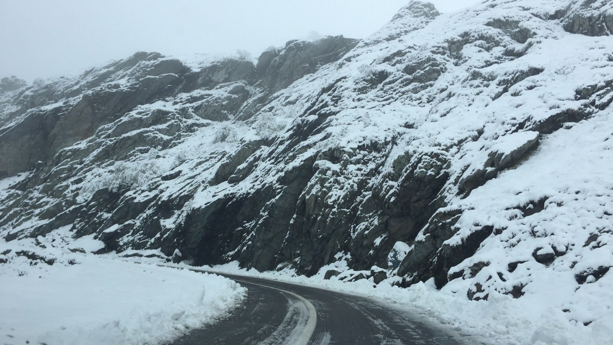 Traficul pe Transfăgărășan a fost închis din cauza stratului de zăpadă