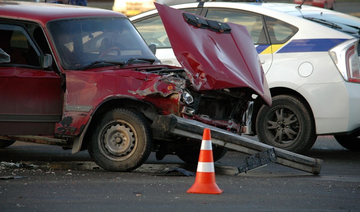 Un accident grav s-a produs în noaptea de vineri spre sâmbără pe autostrada Sibiu-Orăștie. Cinci persoane au fost rănite, iar una dintre ele se află în stare gravă.