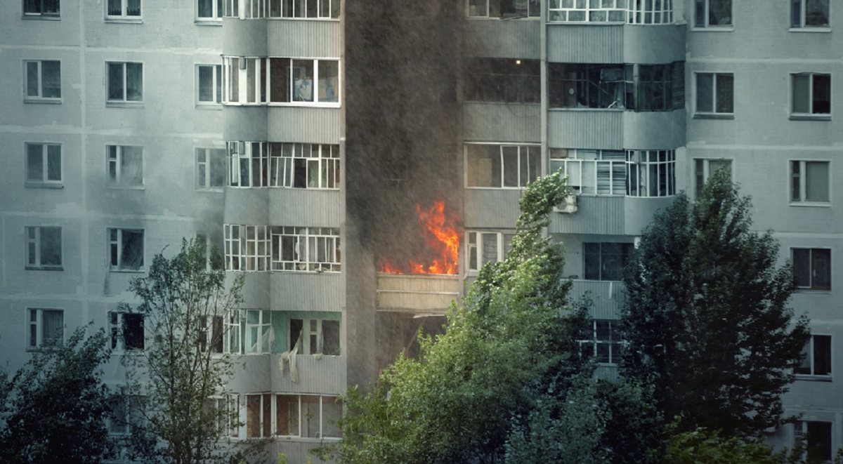 Explozie în Drobeta-Turnu Severin. Două persoane au ajuns la spital după ce o deflagrație s-a produs într-un apartament. Reprezentanții ISU...
