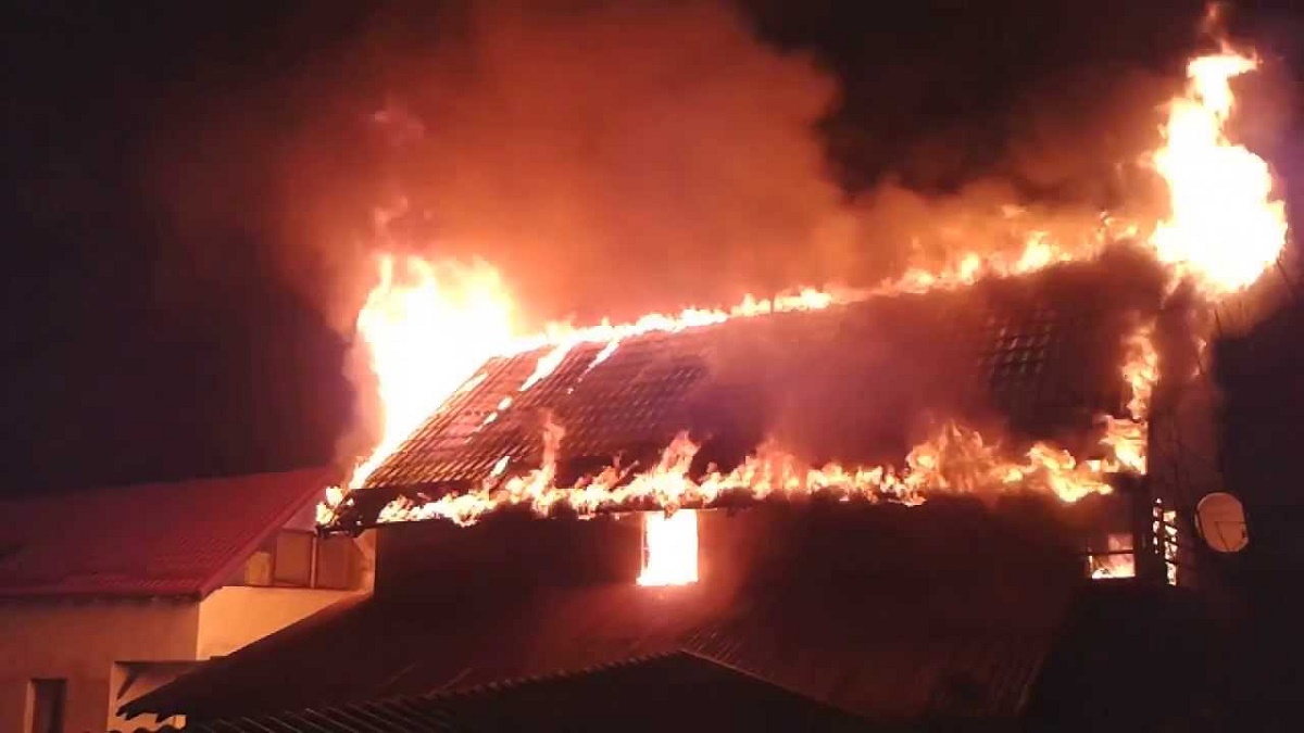 Un incendiu puternic s-a produs, vineri după amiază, la acoperişul unui bloc din oraşul Cîmpeni, judeţul Alba.