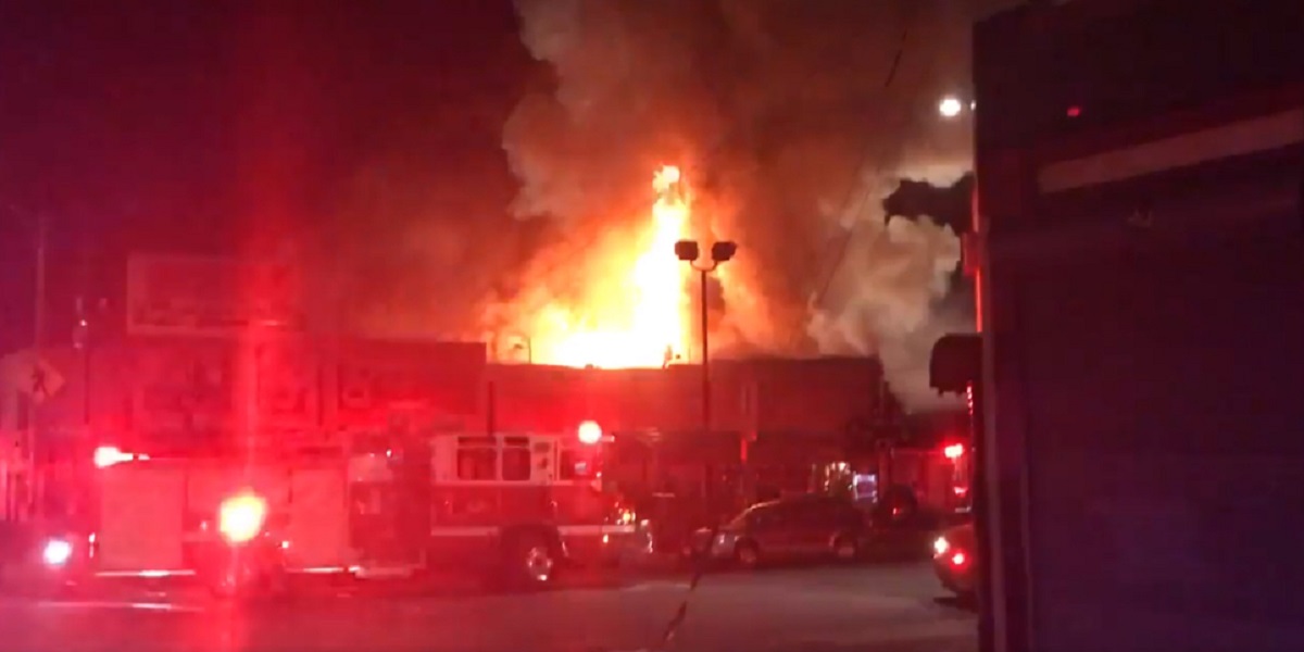 Incendiu în Oakland, California. Mai mulți tineri captivi într-un club