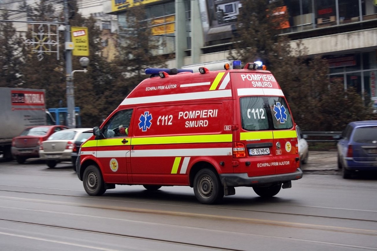 O ambulanță SMURD care transporta un pacient către Spitalul Județean de Urgență Ploiești a fost implicată într-un accident de circulație.