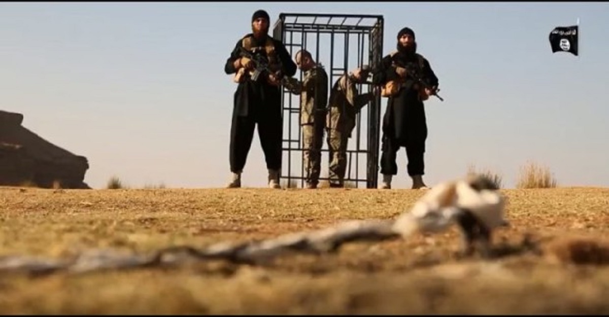 Statul Islamic a publicat o înregistrare cu doi bărbați în uniformă închiși într-o cușcă, de unde sunt scoși, legați la ochi și arși de vii.