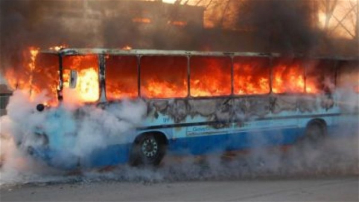 Un autobuz a luat foc la intrarea în municipiul Bârlad. 49 de călători se aflau în autovehicul când s-a produs incendiul.