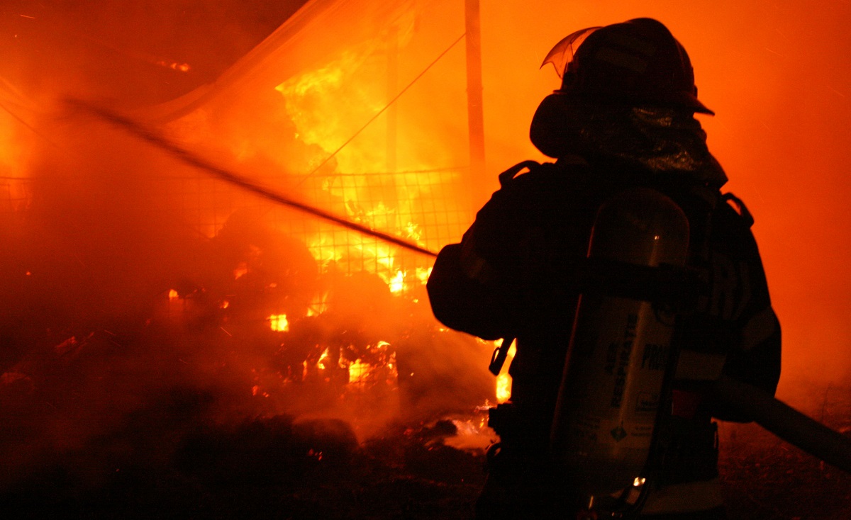 Incendiu în Târgu Jiu, în seara de 24 decembrie. Pompierii au intervenit de urgență cu trei autospeciale pentru a stinge focul.