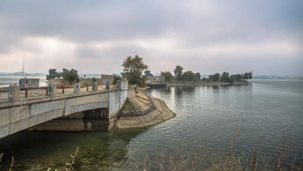 Un bărbat a fost găsit mort în Lacul Morii din Capitală. Trupul acestuia a fost văzut de către un bucureştean care îşi plimba câinele. Imediat, cetățeanul a apelat numărul de urgenţă 112.