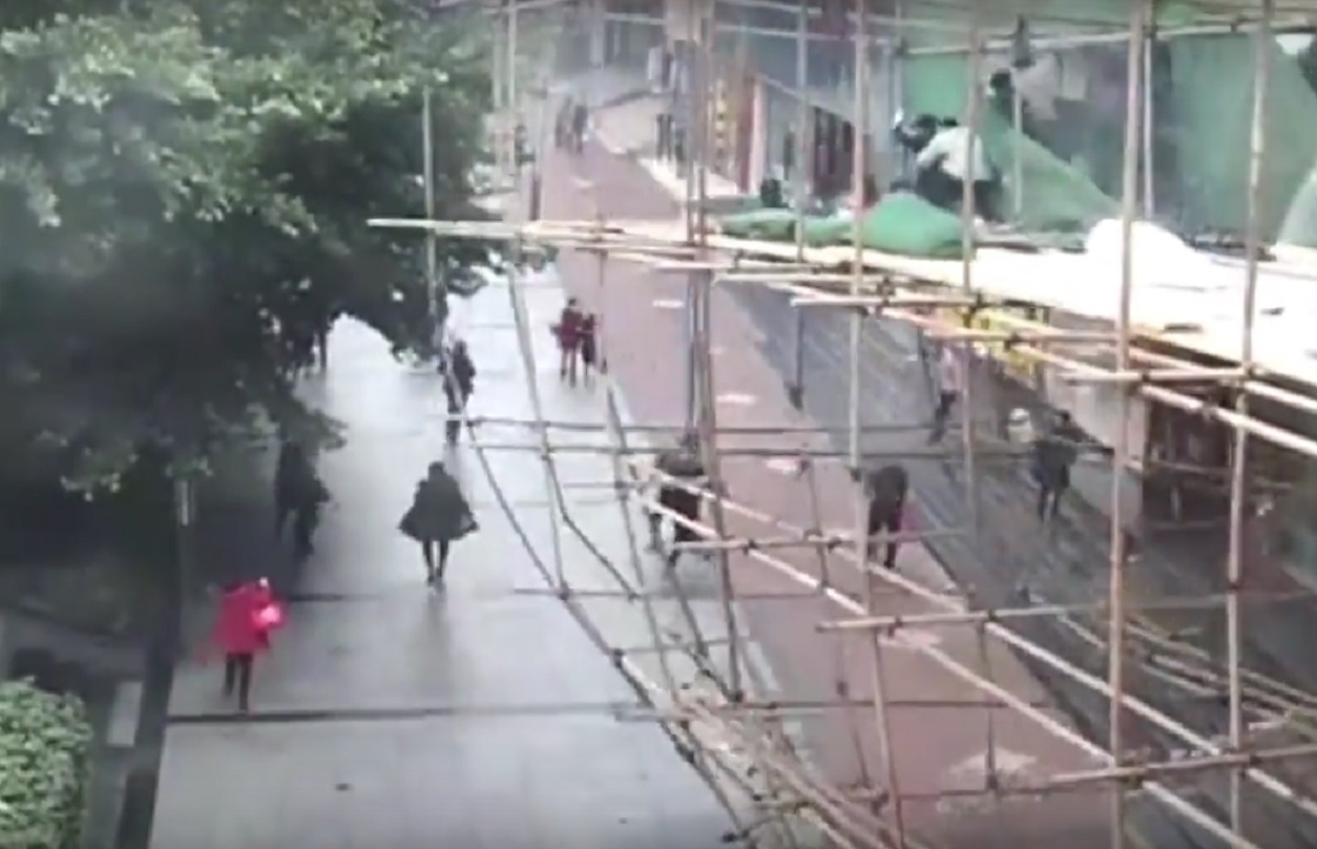 O schelă de 10 metri înălțime s-a prăbușit în China, într-o zonă aglomerată