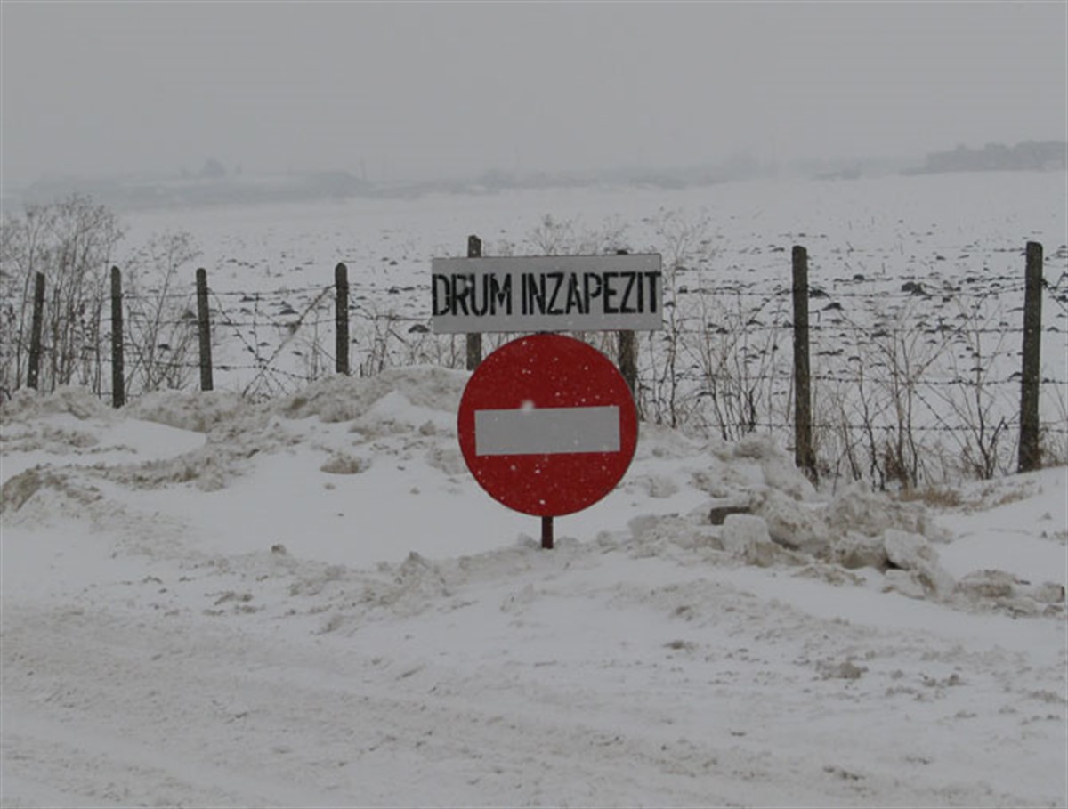 Mai multe drumuri județene din Constanța și Tulcea au fost afectate de viscol. Echipajele de deszăpezire au fost nevoite să intervină.