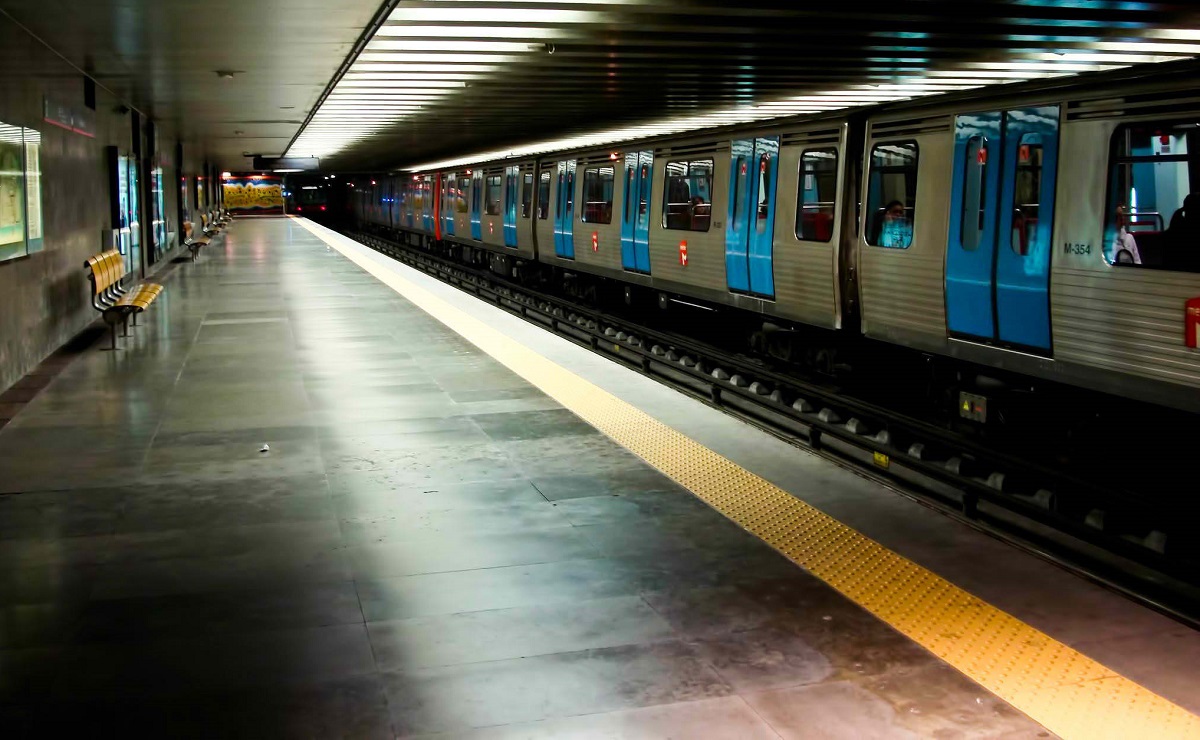 Alertă la metrou, din cauza unei avarii produsă în tunelul dintre stațiile Piața Universității și Piața Unirii.