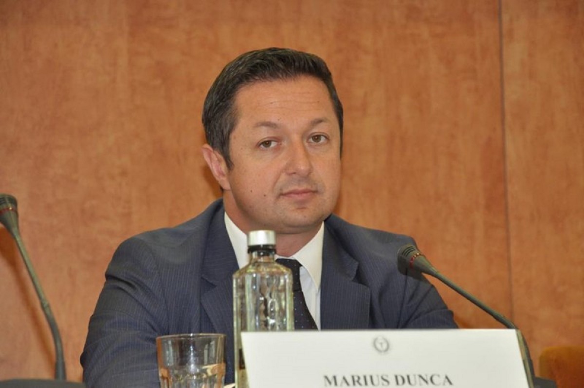 Marius Dunca a fost consilier de cabinet parlamentar, la Camera Deputaților și consilier de cabinet europarlamentar, la Bruxelles.