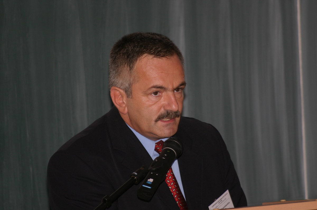 Şerban Valeca este de profesie inginer și a fost ministru delegat al Cercetării în guvernul Năstase, în perioada 2000-2004