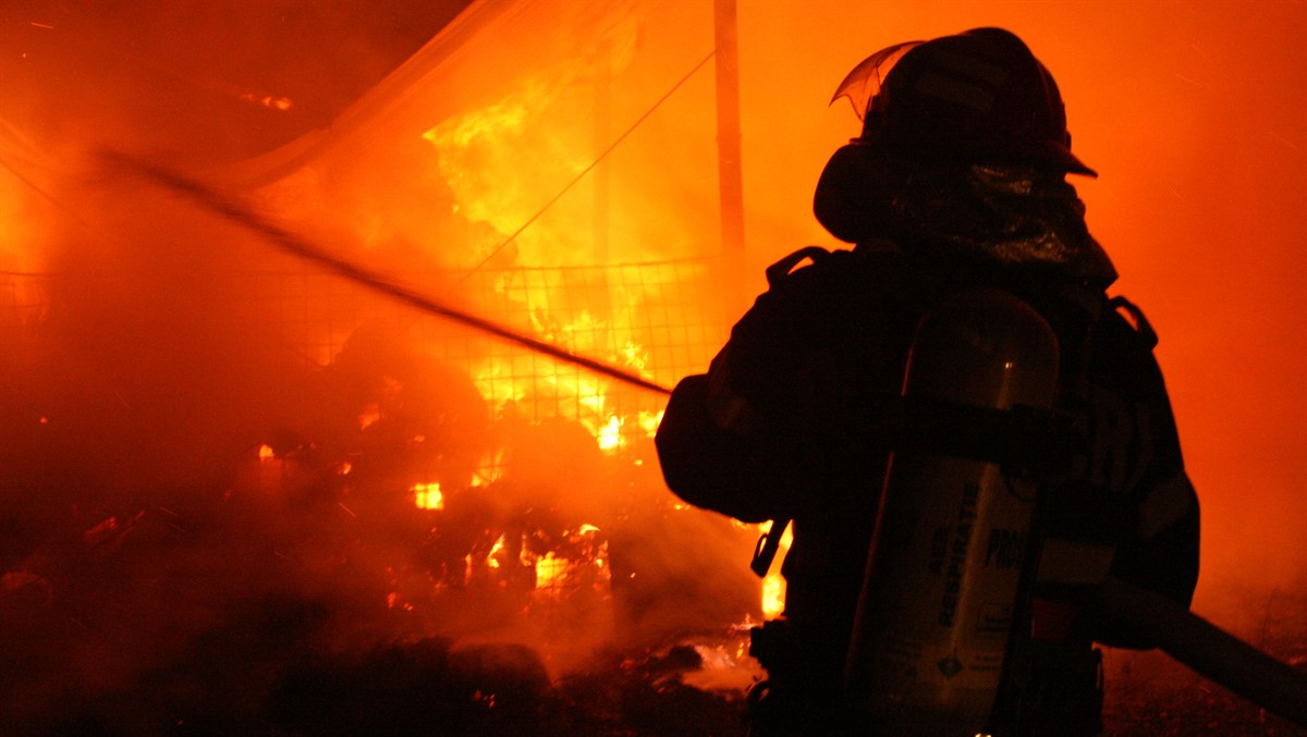 Incendiu puternic într-un bloc din Piața Romană din București. Zeci de oameni au fost evacuați.
