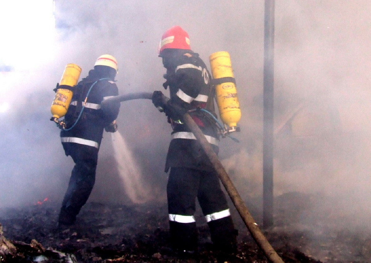 Incendiu în Vaslui. Pompierii au fost anunțați că în imobil s-ar fi afla două persoane, oameni ai străzii, care se adăposteau printre gunoaie