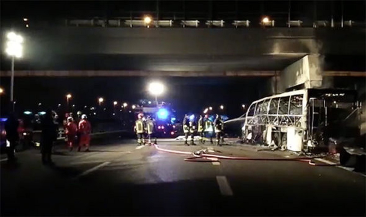 Autocarul a lovit pilonul unui pod
