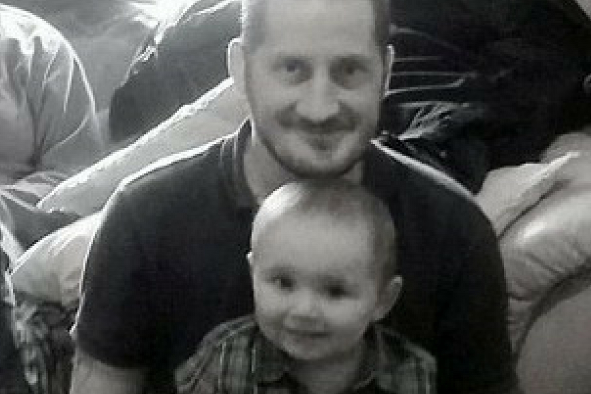 Un englez bolnav de cancer în fază terminală și-a petrecut ultimele luni căutând o familie adoptivă pentru fiul său de patru ani