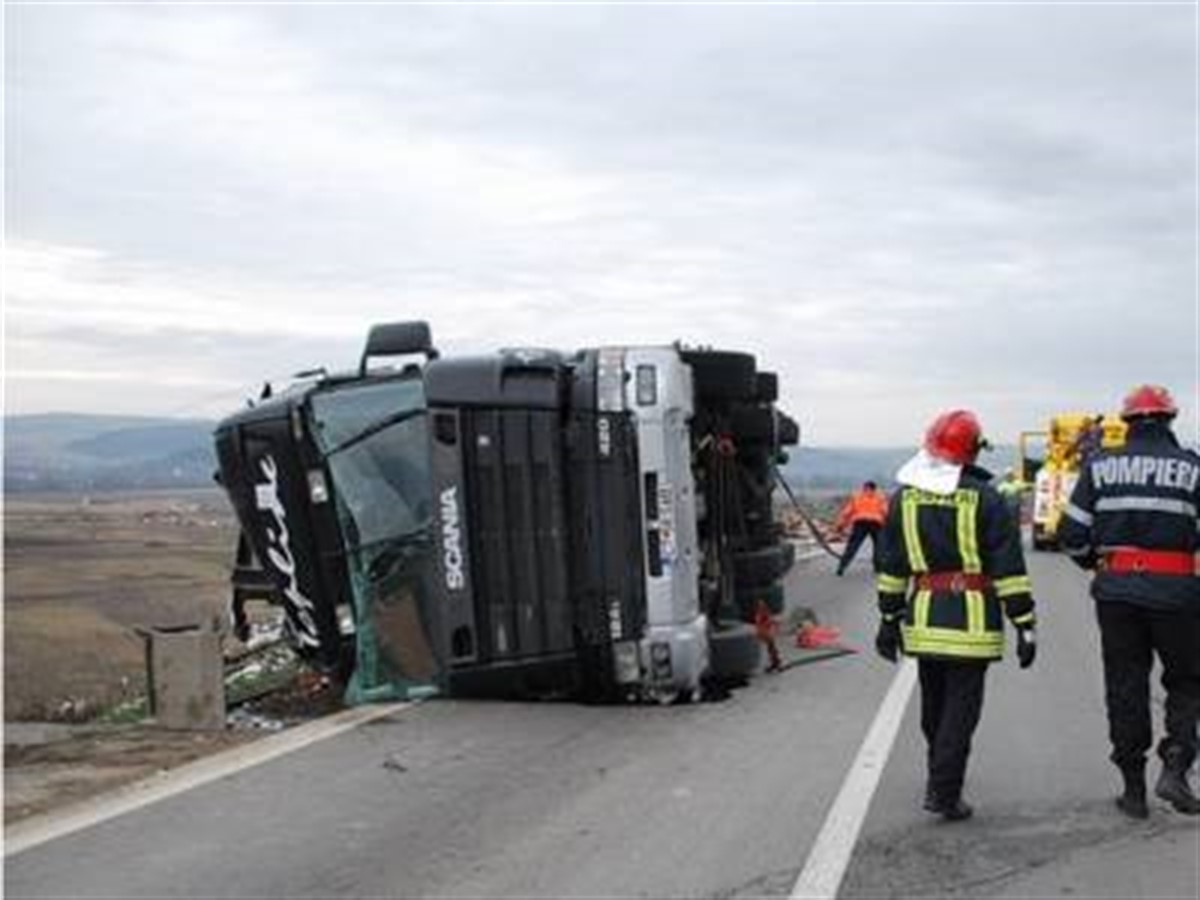 Un accident de circulație s-a petrecut pe DN73, între localitățile Râșnov și Pârâul Rece din județul Brașov. Un TIR s-a răsturnat.