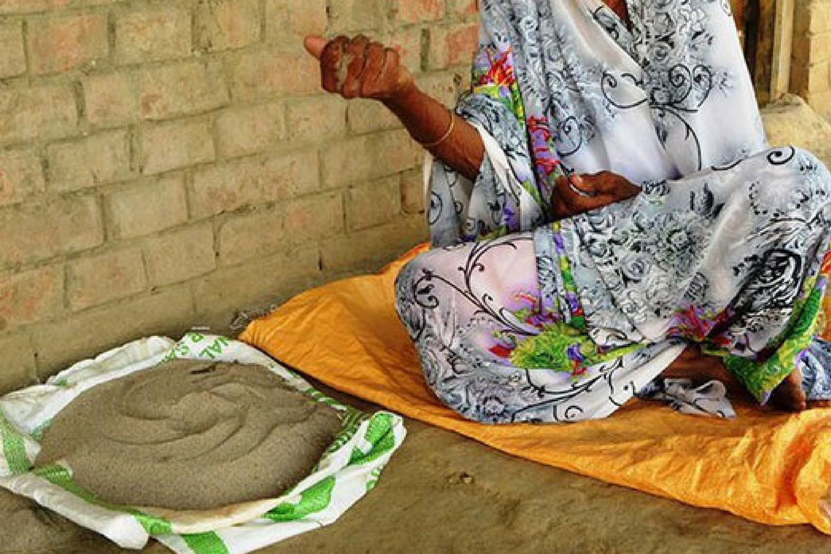 O femeie din India susține că mănâncă nisip de peste 60 de ani și că nu a suferit de probleme de sănătate de cât face asta.
