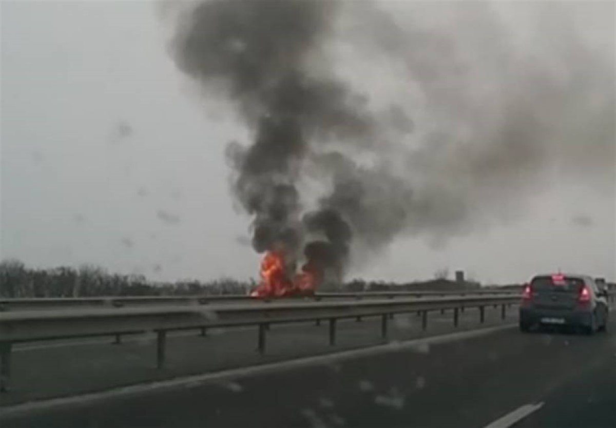 O mașină a luat foc marți dimineață pe Autostrada A2 (Autostrada Soarelui). Circulația rutieră a fost oprită pentru circa 20 de minute.