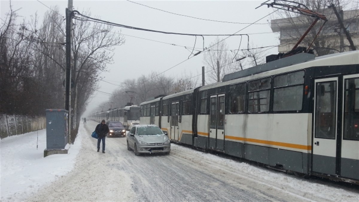 Viscolul a afectat puternic municipiul București. Mai multe tramvaie s-au defectat, iar circulația acestora a fost blocată.